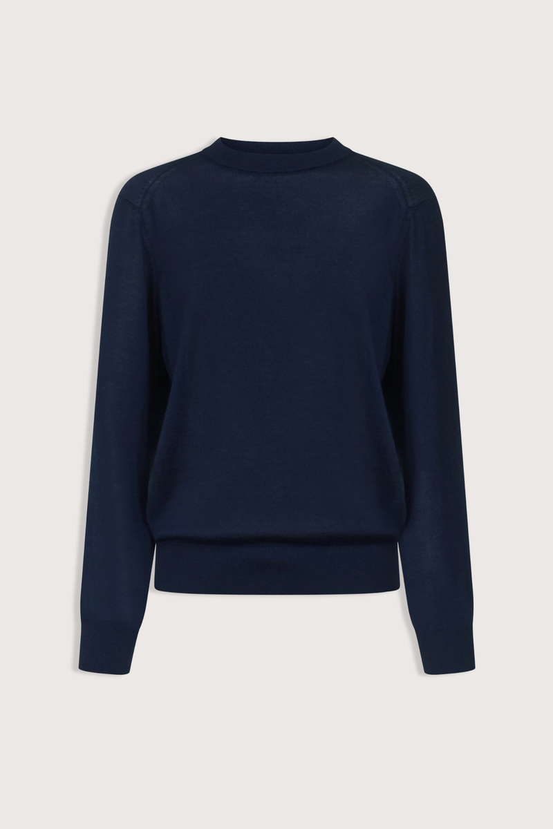 flat lay Ditto Fine Cashmere Long Sleeve Crew Sweater Navy Ample fit
Adjusted around the hips
Drop shoulders
Crew neck
Ribbed details on the collar, hem and cuffs
100% CASHMERE