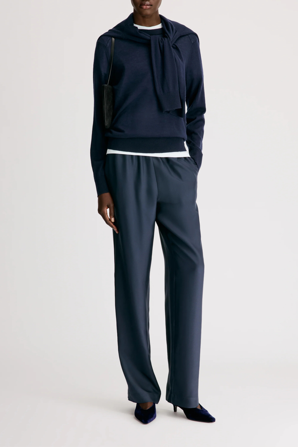 front profile model wearing Ditto Fine Cashmere Long Sleeve Crew Sweater Navy Ample fit
Adjusted around the hips
Drop shoulders
Crew neck
Ribbed details on the collar, hem and cuffs
100% CASHMERE