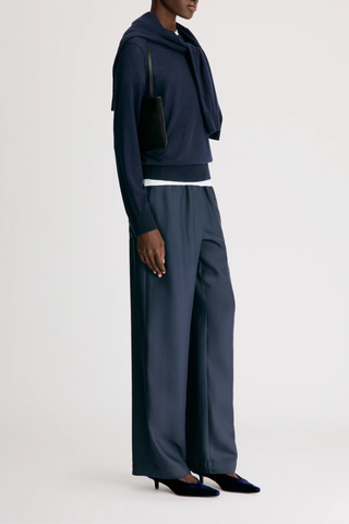 side profile model wearing Ditto Fine Cashmere Long Sleeve Crew Sweater Navy Ample fit
Adjusted around the hips
Drop shoulders
Crew neck
Ribbed details on the collar, hem and cuffs
100% CASHMERE