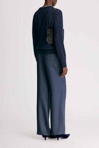 back profile model wearing Ditto Fine Cashmere Long Sleeve Crew Sweater Navy Ample fit
Adjusted around the hips
Drop shoulders
Crew neck
Ribbed details on the collar, hem and cuffs
100% CASHMERE