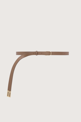 flat lay Dorian B Finite Belt 2CM dove grey  calf leather Nine belt holes 
Signature B hardware at the tail of the belt