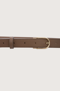 close up hardware detail of  Dorian B Finite Belt 2CM dove grey  calf leather Nine belt holes 
Signature B hardware at the tail of the belt
