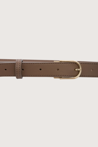 close up hardware detail of  Dorian B Finite Belt 2CM dove grey  calf leather Nine belt holes 
Signature B hardware at the tail of the belt
