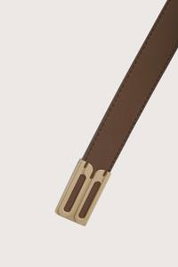 close up logo hardware detail for  Dorian B Finite Belt 2CM dove grey  calf leather Nine belt holes 
Signature B hardware at the tail of the belt