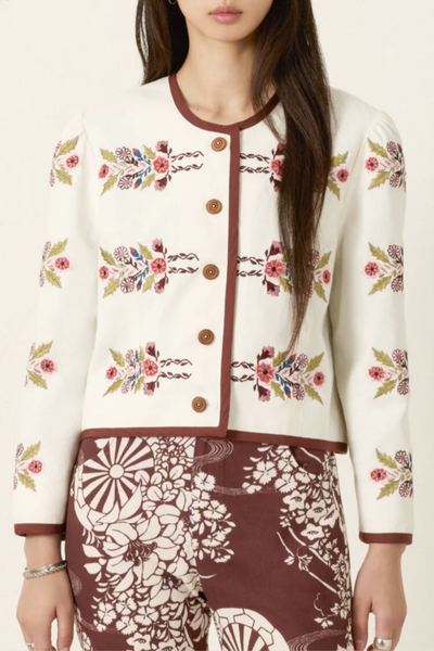 front profile model wearing Dorian Heirloom Flora Jacket Cropped jacket
5 Button front closure
Crewneck
Piping throughout collar, hem and cuff
Floral print