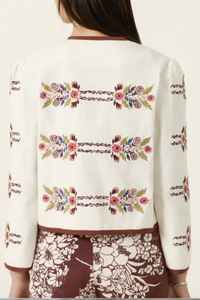 back profile model wearing Dorian Heirloom Flora Jacket Cropped jacket
5 Button front closure
Crewneck
Piping throughout collar, hem and cuff
Floral print