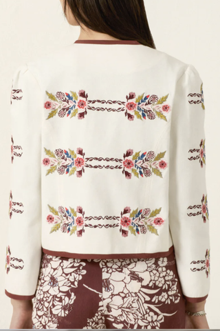 back profile model wearing Dorian Heirloom Flora Jacket Cropped jacket
5 Button front closure
Crewneck
Piping throughout collar, hem and cuff
Floral print