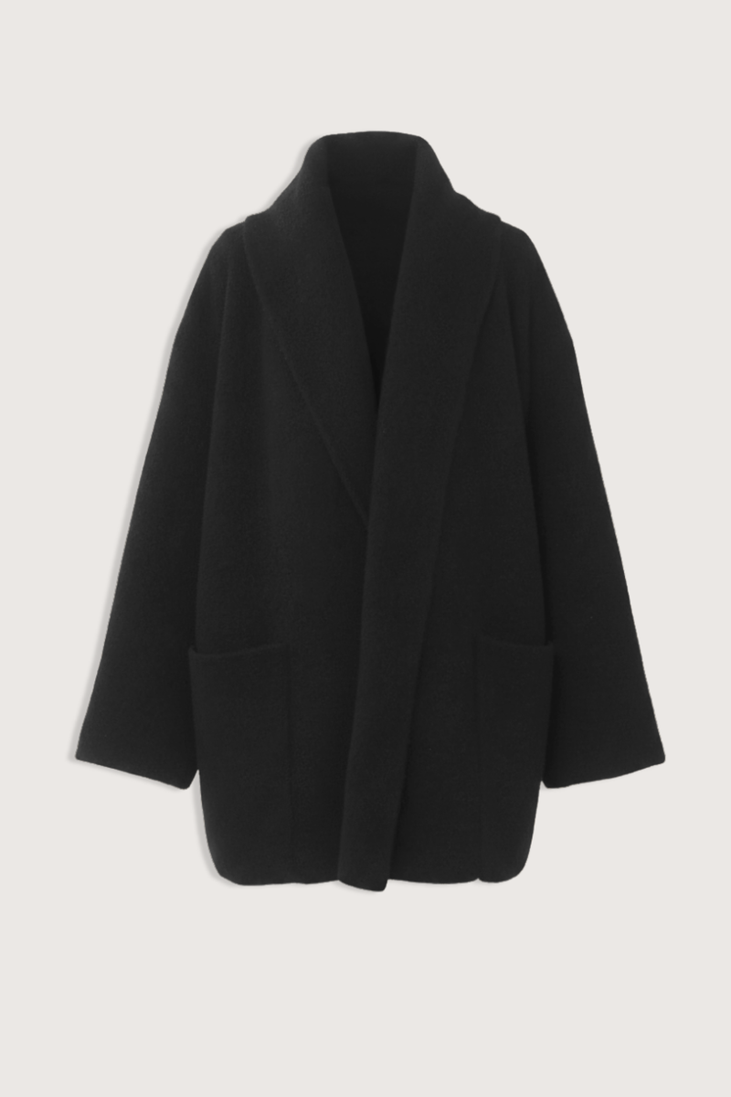 flat lay Double Face Coat Black Softly felted
Double face knit
Oversize patch pockets
Deep shawl collar
43% Baby Alpaca, 29% Fine Merino Wool, 25% Polyamide, 3% Elastane