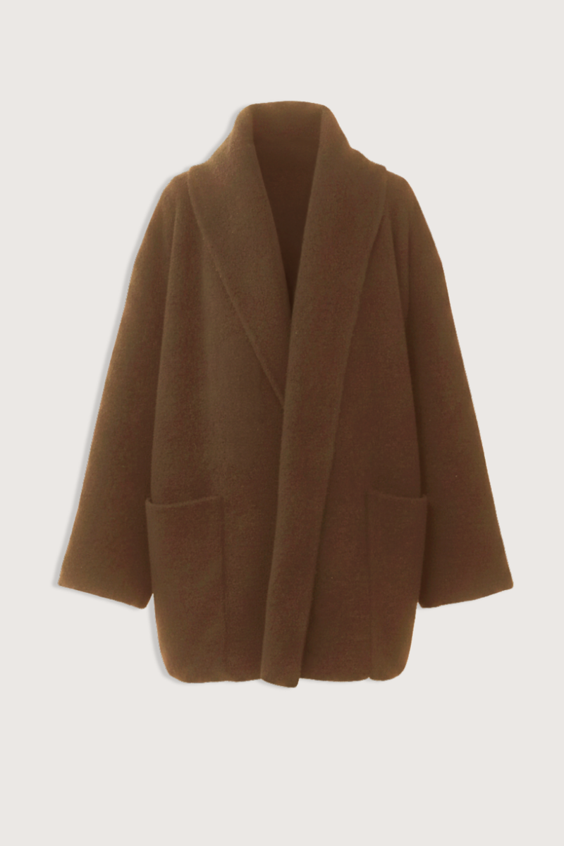 flat lay Double Face Coat Rust Softly felted
Double face knit
Oversize patch pockets
Deep shawl collar
43% Baby Alpaca, 29% Fine Merino Wool, 25% Polyamide, 3% Elastane