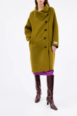 front profile model wearing Double Face High Neck Coat malt Asymmetric coat
Offset button placket
Wide stand-up collar
Button fastening
Raglan sleeves
Vertical welt pockets
With tie belt
Material: 80% wool, 20% cashmere