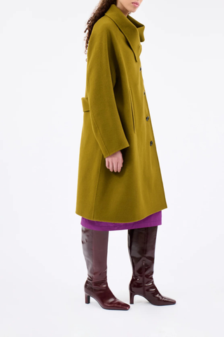 side profile model wearing Double Face High Neck Coat malt Asymmetric coat
Offset button placket
Wide stand-up collar
Button fastening
Raglan sleeves
Vertical welt pockets
With tie belt
Material: 80% wool, 20% cashmere