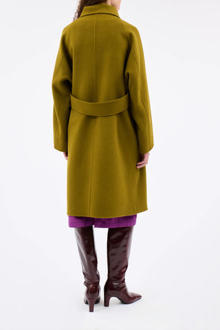 back profile model wearing Double Face High Neck Coat malt Asymmetric coat
Offset button placket
Wide stand-up collar
Button fastening
Raglan sleeves
Vertical welt pockets
With tie belt
Material: 80% wool, 20% cashmere