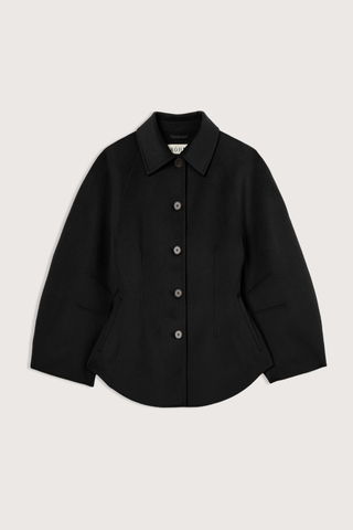 flat lay Architectural jacket black
Double-faced wool
Cinched waist
Oversized sculptural sleeves
Five button closures
Side-seam welt pockets
Subtle front and back darts
95% wool 5% cashmere
Model is 174cm and wearing a size 36