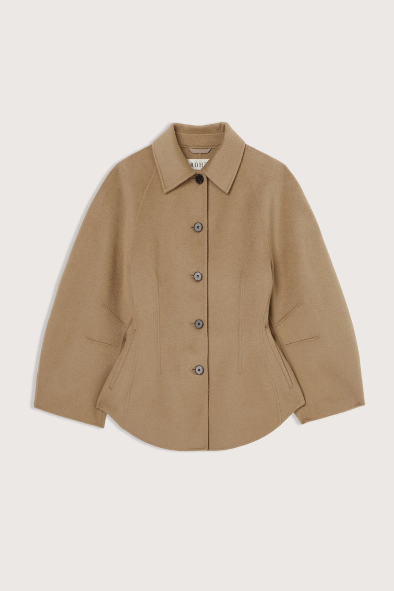 flay lay Double Faced Sculptural Jacket Camel
Cinched waist
Oversized sculptural sleeves
Five button closures
Side-seam welt pockets
Subtle front and back darts
95% wool 5% cashmere