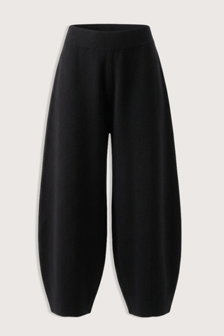 flat lay Double Knit Taper Pant black Smooth matte surface
Softly felted finish
Soft structured silhouette
Elastic waistband
61% Merino wool, 26% Baby alpaca, 13% Pima cotton