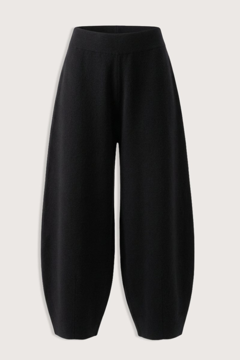 flat lay Double Knit Taper Pant black Smooth matte surface
Softly felted finish
Soft structured silhouette
Elastic waistband
61% Merino wool, 26% Baby alpaca, 13% Pima cotton