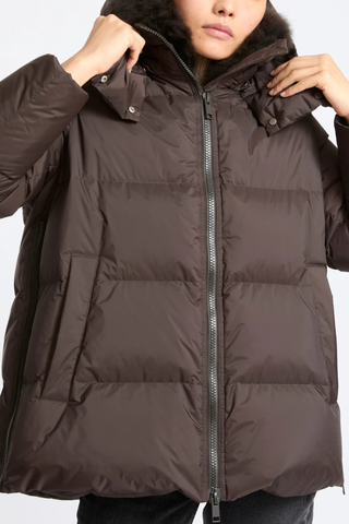 front profile model wearing Doudoune Down Parka Cold Brew brown High neck
Flared A-line shape
High quality down coat
Water and windproof technical fabric
Removable collar 
Removable hood
Front zip fastening
Thermal insulation guaranteed to resist the cold up until -10°C (14°F)
100% Long-Haired Lamb 100% Polyamide
Padding : 95% Duck Down 5% Duck Feathers