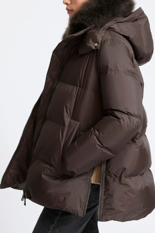 side profile model wearing Doudoune Down Parka Cold Brew brown High neck
Flared A-line shape
High quality down coat
Water and windproof technical fabric
Removable collar 
Removable hood
Front zip fastening
Thermal insulation guaranteed to resist the cold up until -10°C (14°F)
100% Long-Haired Lamb 100% Polyamide
Padding : 95% Duck Down 5% Duck Feathers