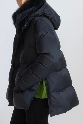 side profile model wearing Doudoune Down Parka Noir black High neck
Flared A-line shape
High quality down coat
Water and windproof technical fabric
Removable collar
Removable hood
Front zip fastening
Invisible technical ribbed cuffs
Thermal insulation guaranteed to resist the cold up until -10°C (14°F)
100% Long-Haired Lamb 100% Polyamide
Padding : 95% Duck Down 5% Duck Feathers