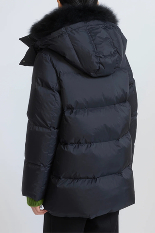 back profile model wearing Doudoune Down Parka Noir black High neck
Flared A-line shape
High quality down coat
Water and windproof technical fabric
Removable collar
Removable hood
Front zip fastening
Invisible technical ribbed cuffs
Thermal insulation guaranteed to resist the cold up until -10°C (14°F)
100% Long-Haired Lamb 100% Polyamide
Padding : 95% Duck Down 5% Duck Feathers