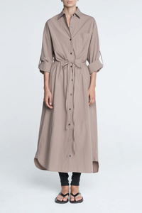 front profile model wearing Drawstring Shirt Dress mouseback Relaxed fit
Classic collar
Drawstring waistband
Side pockets
Shell buttons
Adjustable sleeve detail
Organic washed cotton