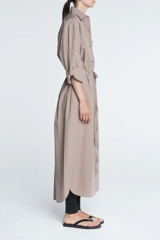 side profile model wearing Drawstring Shirt Dress mouseback Relaxed fit
Classic collar
Drawstring waistband
Side pockets
Shell buttons
Adjustable sleeve detail
Organic washed cotton