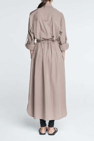 back profile model wearing Drawstring Shirt Dress mouseback Relaxed fit
Classic collar
Drawstring waistband
Side pockets
Shell buttons
Adjustable sleeve detail
Organic washed cotton