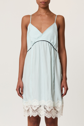 front profile model wearing Dress Light Viscose Twill / Lace morning mist Midi slip dress
Light viscose twill
V neck
Cami style upper
Lace details
100% viscose