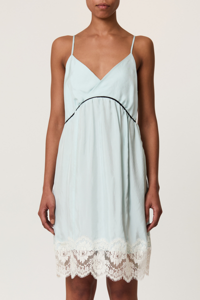 front profile model wearing Dress Light Viscose Twill / Lace morning mist Midi slip dress
Light viscose twill
V neck
Cami style upper
Lace details
100% viscose