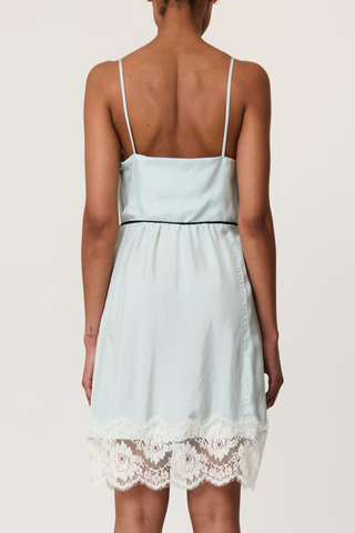 back profile model wearing Dress Light Viscose Twill / Lace morning mist Midi slip dress
Light viscose twill
V neck
Cami style upper
Lace details
100% viscose