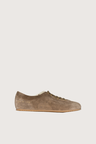 side profile Driving Shoe in Suede tan Suede upper
Rubber gum sole
Lace-up

Leather lining
Round toe