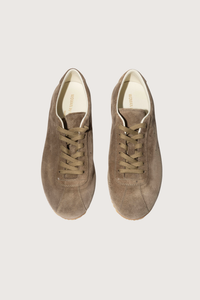 top profile Driving Shoe in Suede tan Suede upper
Rubber gum sole
Lace-up

Leather lining
Round toe