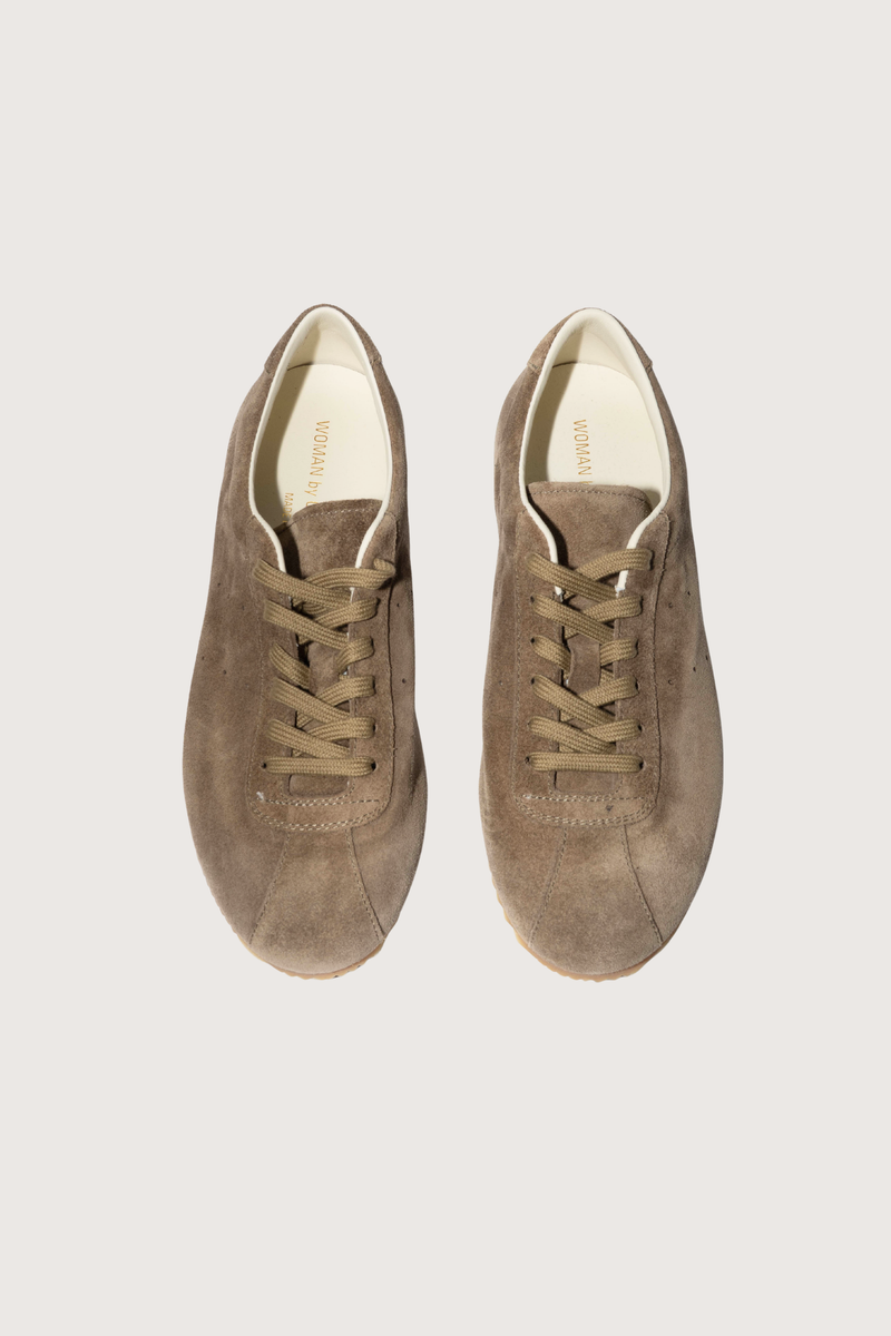 top profile Driving Shoe in Suede tan Suede upper
Rubber gum sole
Lace-up

Leather lining
Round toe