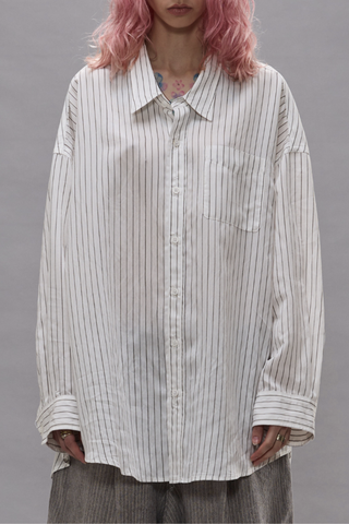 front profile model wearing Drop Neck Stripe Shirt white brown Narrow vertical brown stripe
Oversized fit
Drop shoulders
Button down
Classic collar
83% VISCOSE, 17% POLYAMIDE