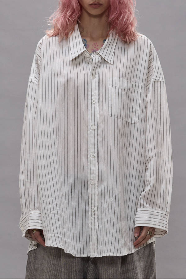 front profile model wearing Drop Neck Stripe Shirt white brown Narrow vertical brown stripe
Oversized fit
Drop shoulders
Button down
Classic collar
83% VISCOSE, 17% POLYAMIDE