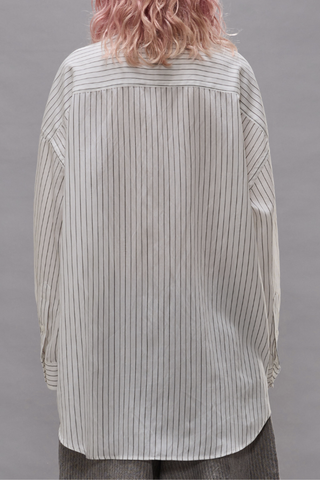 back profile model wearing Drop Neck Stripe Shirt white brown Narrow vertical brown stripe
Oversized fit
Drop shoulders
Button down
Classic collar
83% VISCOSE, 17% POLYAMIDE