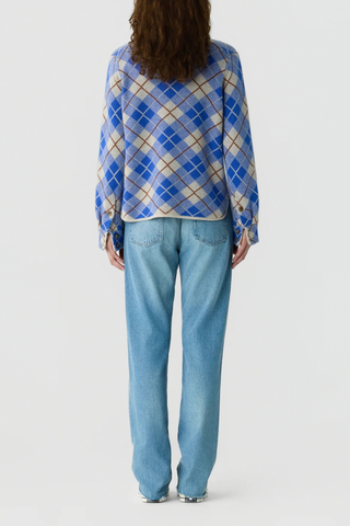 back profile model wearing Dylan Plaid Shirt reservoir blue Plaid button-down shirt
Medium-weight
Shirt collar with stand
Chest patch pockets with button closure
Curved hem
Cuffed sleeve with placket
Signature GIR branding at center back neck
100% Cashmere