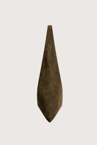 side profile  East Tote Suede Bag padron deep brown Shoulder, or hand carry
Seamless sides
Triangular exterior silhouette
Rounded top
Flat base 
100% Calfskin Suede