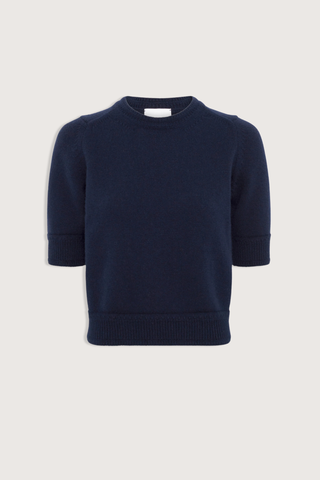 flat lay Ecume Super Soft Knit midnight blue
Straight cut
Soft jersey knit top
Straight-cut Italian knit top
Round-neck knit top
Elbow-length sleeves
70% pure laine vierge extra-fine, 30% cachemire