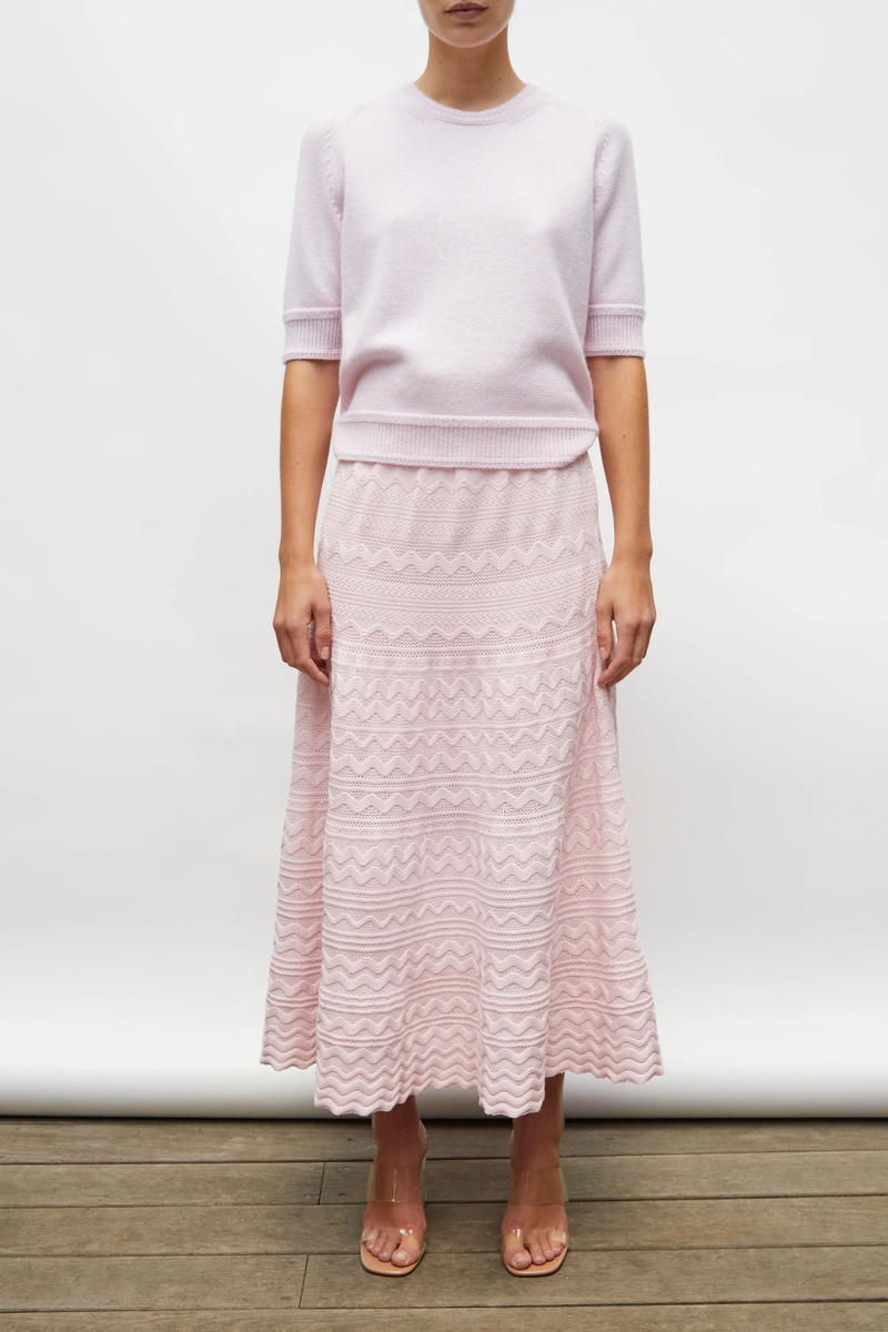 front profile model wearing Ecume Super Soft Knit soft pink Fluffy, fine knit
Blend of extra-soft wool and cashmere
Ribbed edges at the neckline and hem
Straight cut
Round neckline
Elbow-length sleeves