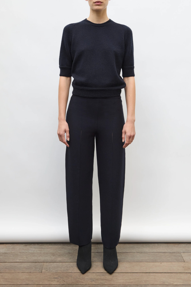 front profile model wearing Ecume Super Soft Knit midnight blue
Straight cut
Soft jersey knit top
Straight-cut Italian knit top
Round-neck knit top
Elbow-length sleeves
70% pure laine vierge extra-fine, 30% cachemire