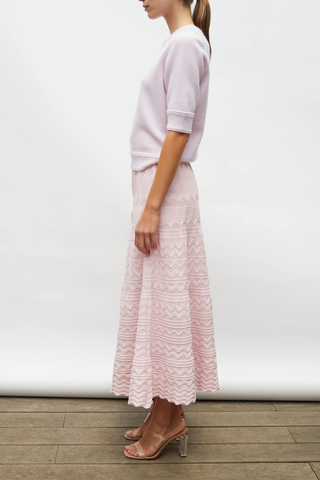 side profile model wearing Ecume Super Soft Knit soft pink Fluffy, fine knit
Blend of extra-soft wool and cashmere
Ribbed edges at the neckline and hem
Straight cut
Round neckline
Elbow-length sleeves