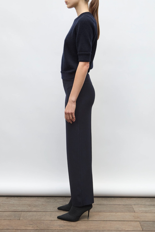 side profile model wearing Ecume Super Soft Knit midnight blue
Straight cut
Soft jersey knit top
Straight-cut Italian knit top
Round-neck knit top
Elbow-length sleeves
70% pure laine vierge extra-fine, 30% cachemire