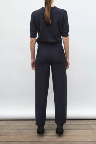 back profile model wearing Ecume Super Soft Knit midnight blue
Straight cut
Soft jersey knit top
Straight-cut Italian knit top
Round-neck knit top
Elbow-length sleeves
70% pure laine vierge extra-fine, 30% cachemire
