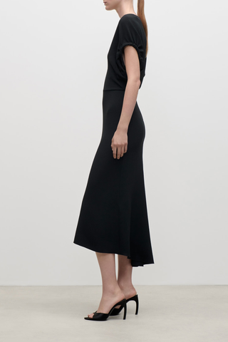 side profile model wearing  Edith Midi Fluid Cady Dress black Gathered sleeve
Directional rope edging
Front v-neckline with tonal topstitching
Flattering fitted waist
Longer-length hemline at the back
Blouson sleeve
Subtle asymmetrical hem
50% Viscose 47% Acetate 3% Elastane