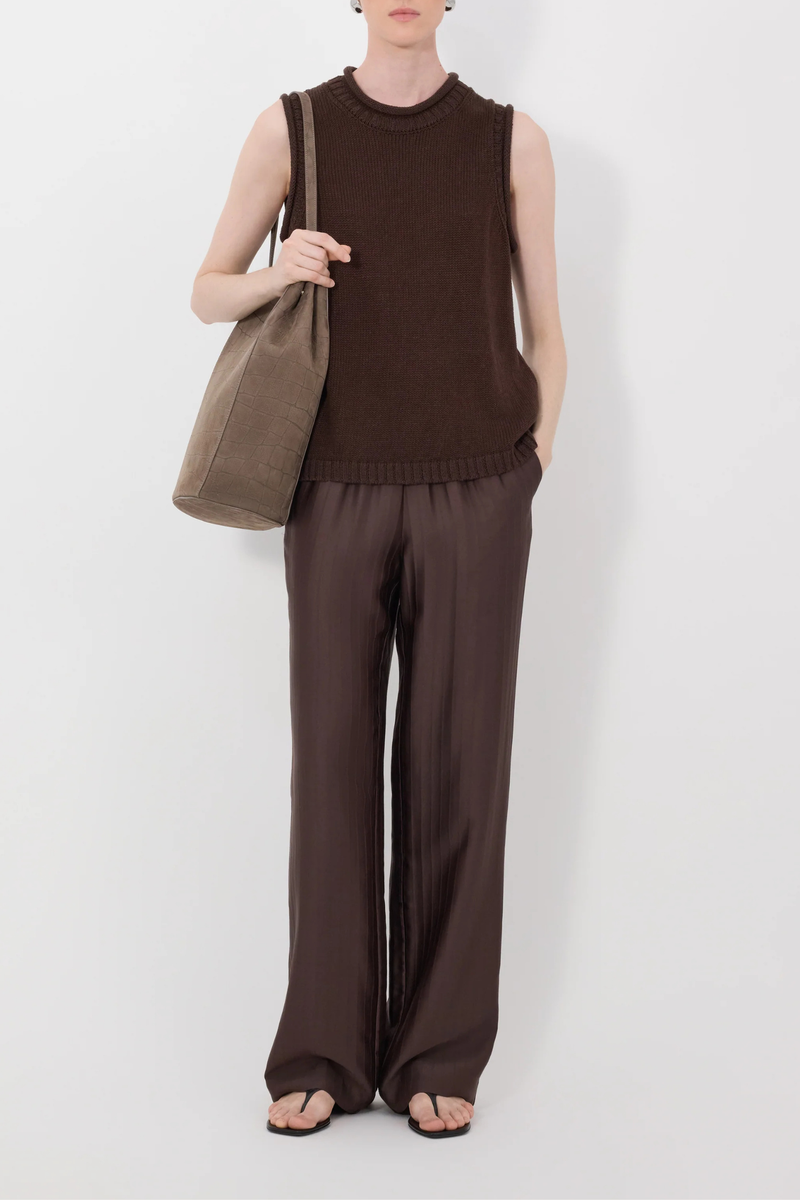 front profile model wearing Effy Boxy Sweater Vest Dark Brown Sleeveless sweater
Boxy fit
Rolled stand collar
Ribbed details on the neckline, armholes and hem