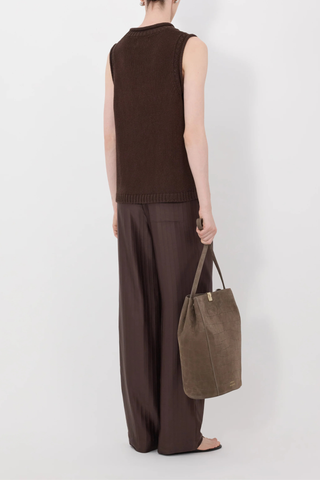 back profile model wearing Effy Boxy Sweater Vest Dark Brown Sleeveless sweater
Boxy fit
Rolled stand collar
Ribbed details on the neckline, armholes and hem