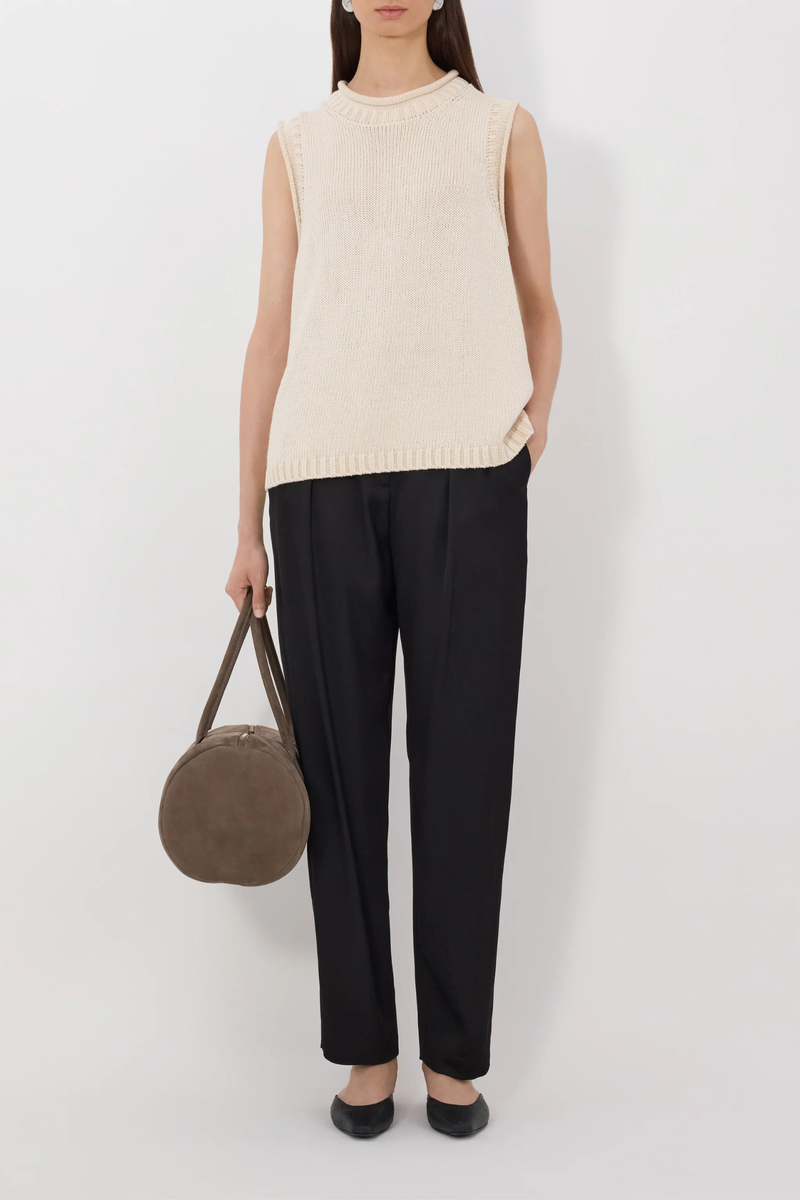 front profile model wearing Effy Boxy Sweater Vest Natural Sleeveless sweater
Boxy fit
Rolled stand collar
Ribbed details on the neckline, armholes and hem