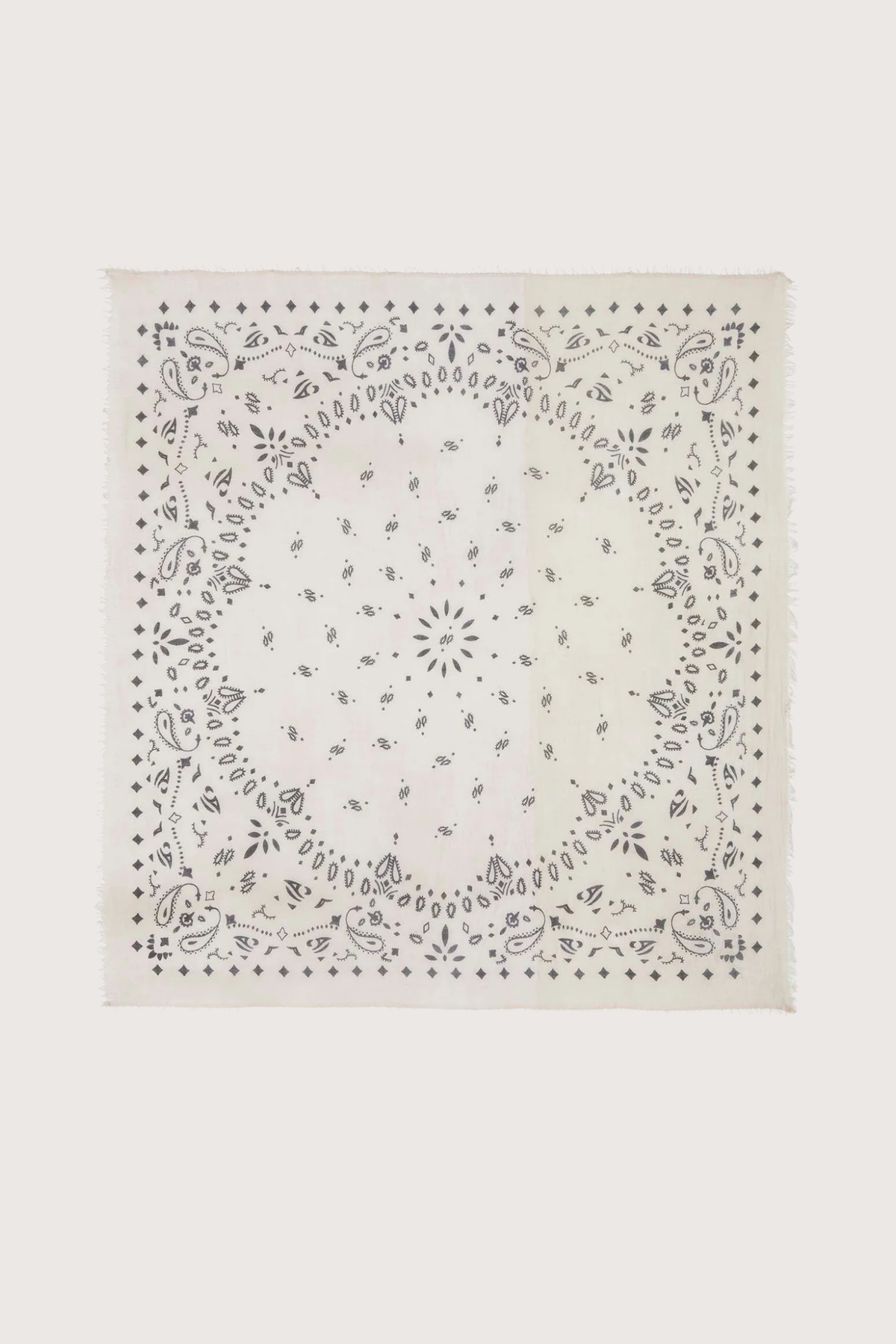 flat lay Effy Cashmere Light Weight Bandana Scarf avoine Length : 140 cm
Width : 140 cm