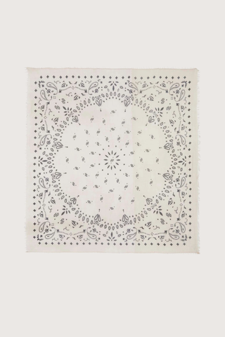 flat lay Effy Cashmere Light Weight Bandana Scarf avoine Length : 140 cm
Width : 140 cm